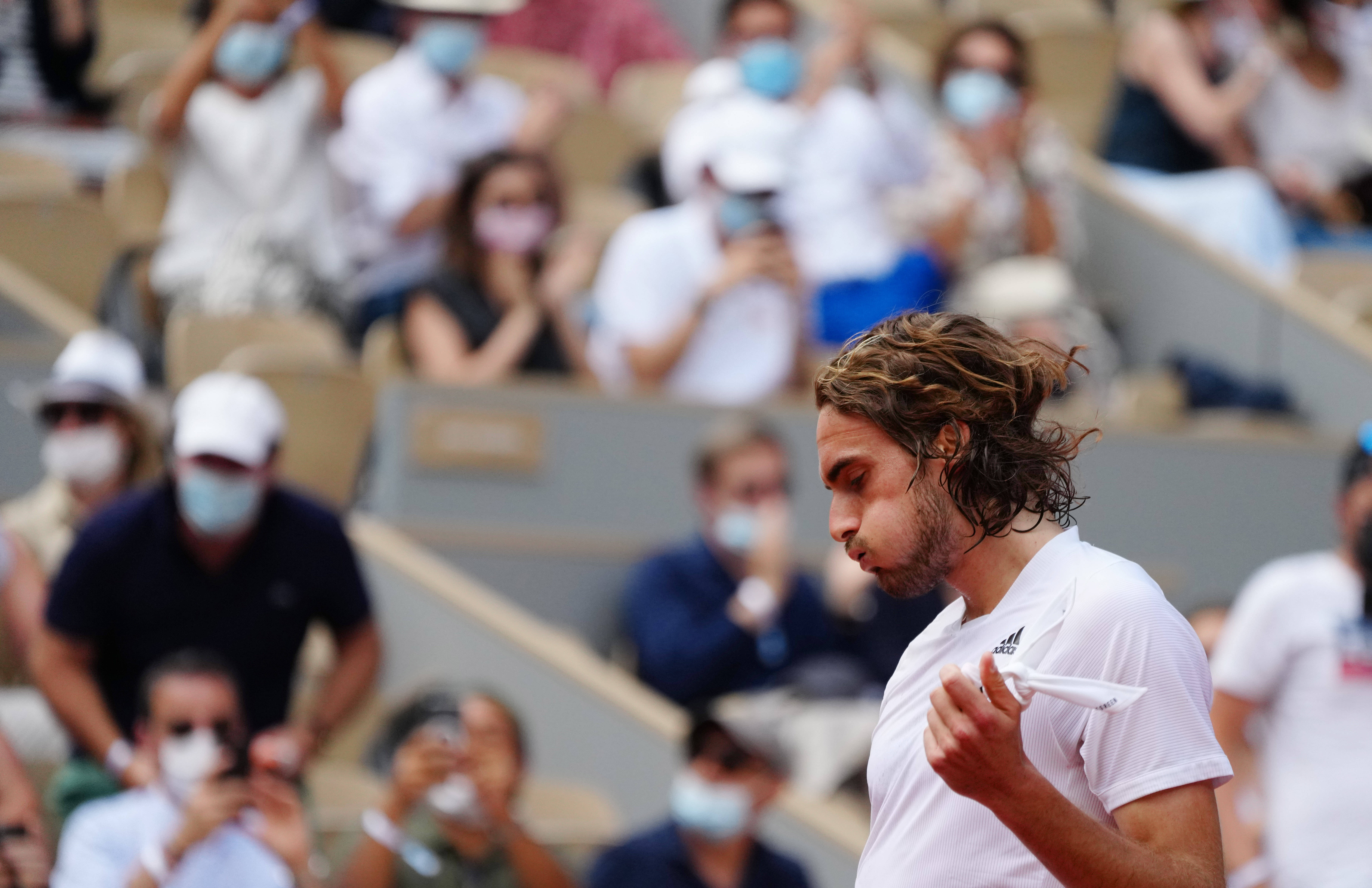 包含英国网球队碾压法国网球队，西西帕斯统治全场的词条