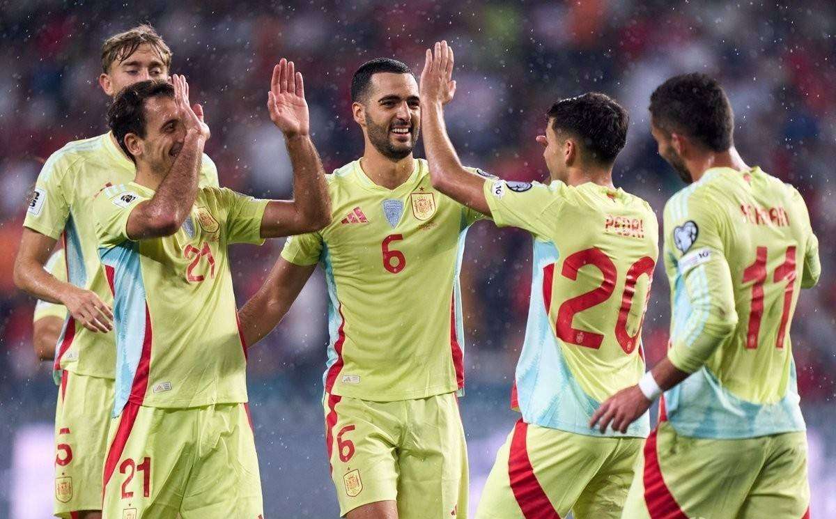 欧预赛激烈角逐,场上场下气氛火热的简单介绍 欧预赛激烈角逐,场上场下气氛火热的简单介绍