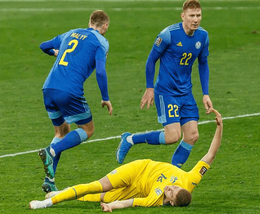 吉兰在比赛中成功化解对手射门机会 吉兰在比赛中成功化解对手射门机会