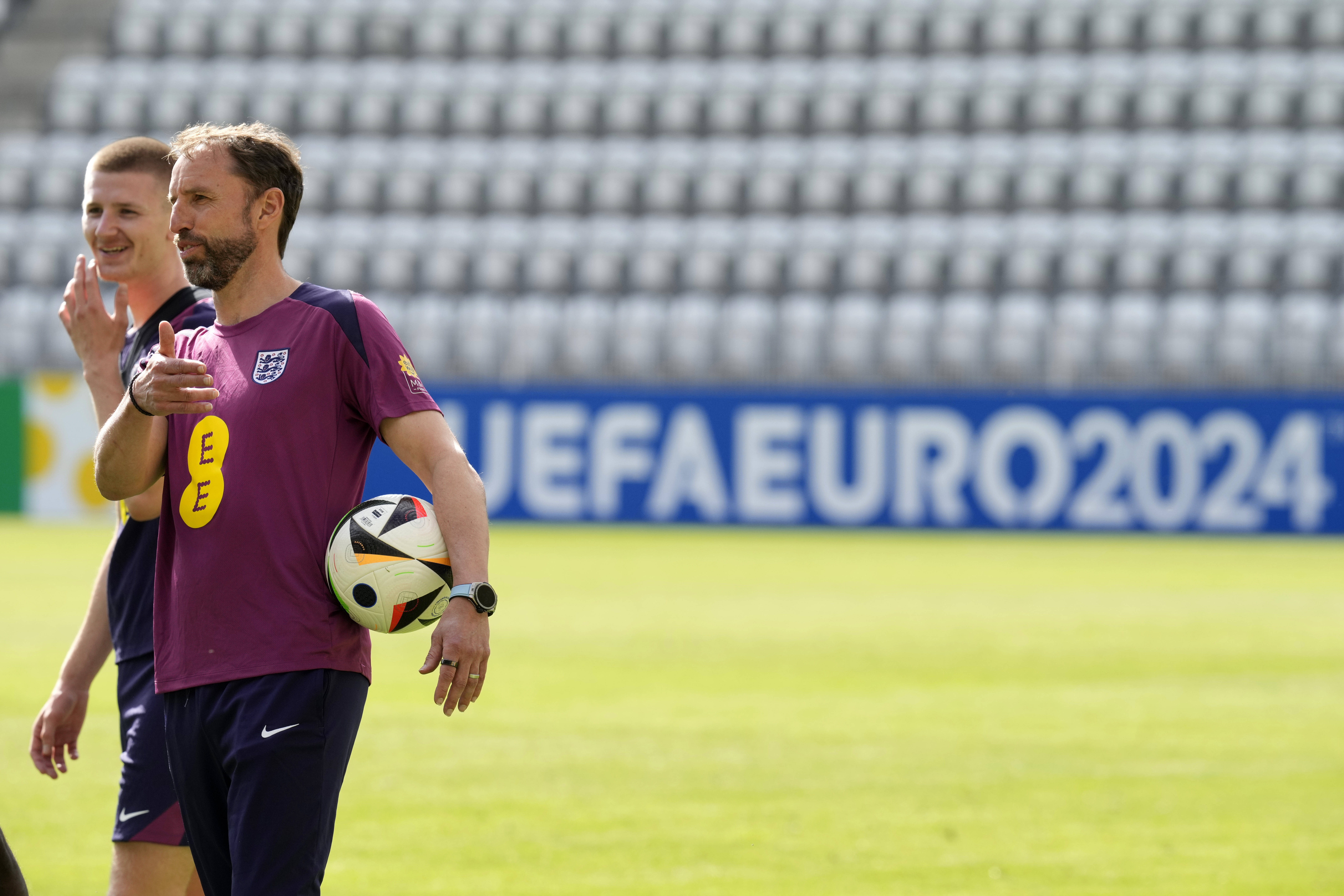 包含足球盛事报道：英格兰队获胜领先的词条