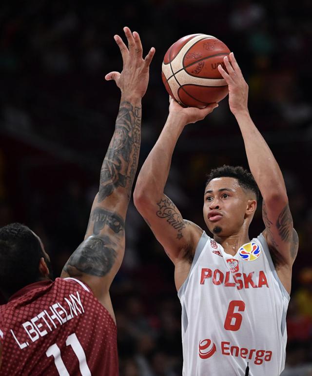 波兰继续领跑A组，斯维亚科夫斯基大放光彩