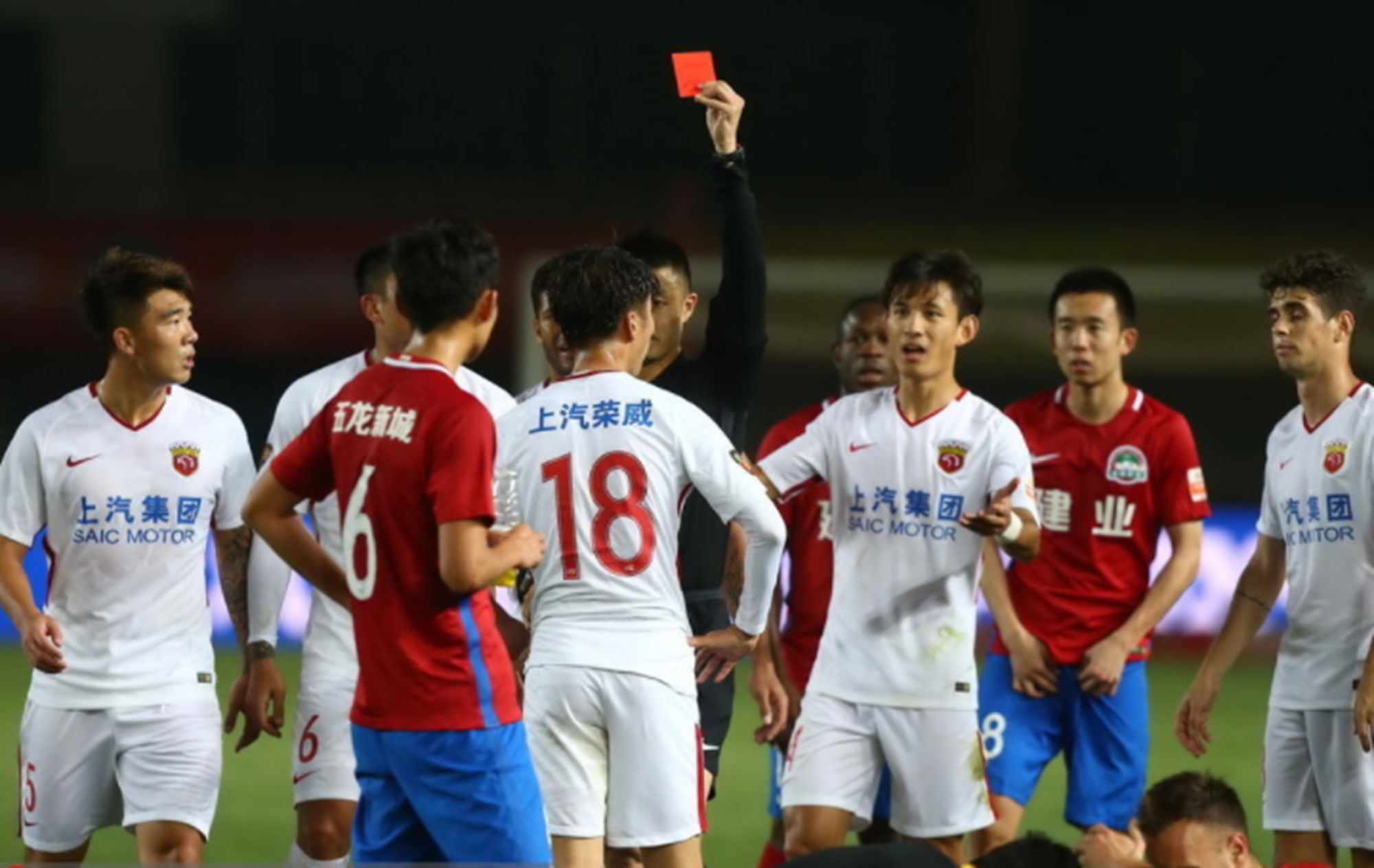 关于河南建业客场爆冷战胜江苏苏宁，重返联赛第一的信息